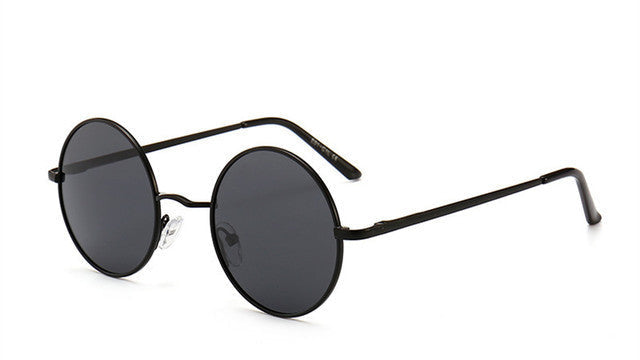 Esprimi la tua personalità con questi occhiali unisex dallo stile contemporaneo e senza tempo. Un accessorio versatile e ricercato, pensato per chi ama distinguersi con eleganza in ogni occasione – dal tramonto in spiaggia alla passeggiata in città.

La montatura leggera e resistente si unisce a lenti di qualità, offrendo comfort e protezione per tutto il giorno. Un mix perfetto tra estetica moderna e funzionalità, per chi non accetta compromessi sullo stile.