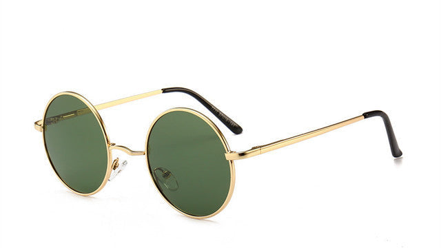 Esprimi la tua personalità con questi occhiali unisex dallo stile contemporaneo e senza tempo. Un accessorio versatile e ricercato, pensato per chi ama distinguersi con eleganza in ogni occasione – dal tramonto in spiaggia alla passeggiata in città.

La montatura leggera e resistente si unisce a lenti di qualità, offrendo comfort e protezione per tutto il giorno. Un mix perfetto tra estetica moderna e funzionalità, per chi non accetta compromessi sullo stile.