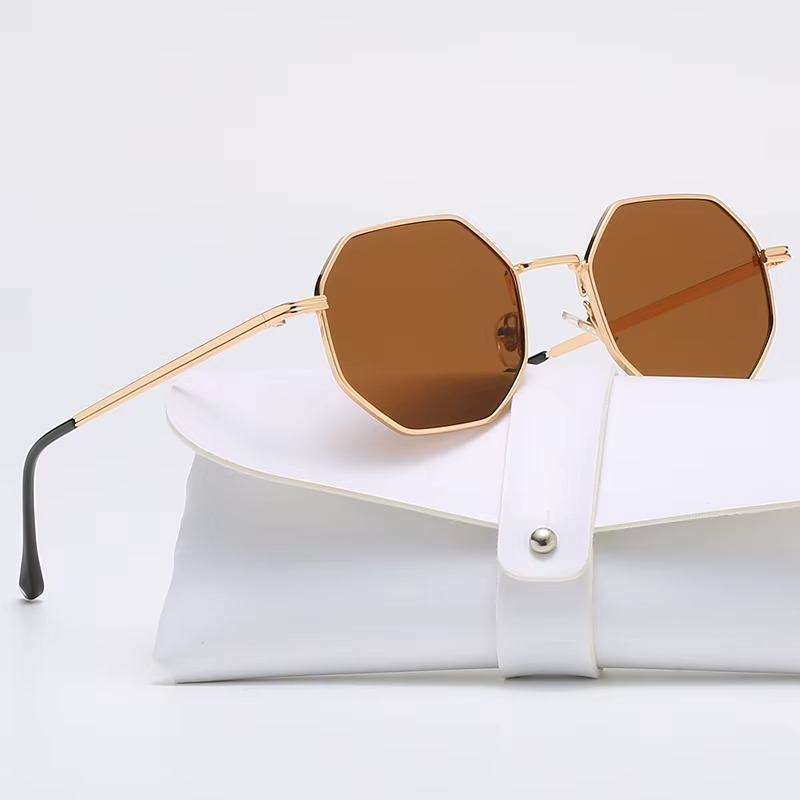occhiali da sole donna, occhiali geometrici, occhiali ottagonali, accessori moda donna, occhiali dorati eleganti, occhiali da sole vintage, occhiali estate donna, occhiali leggeri PC